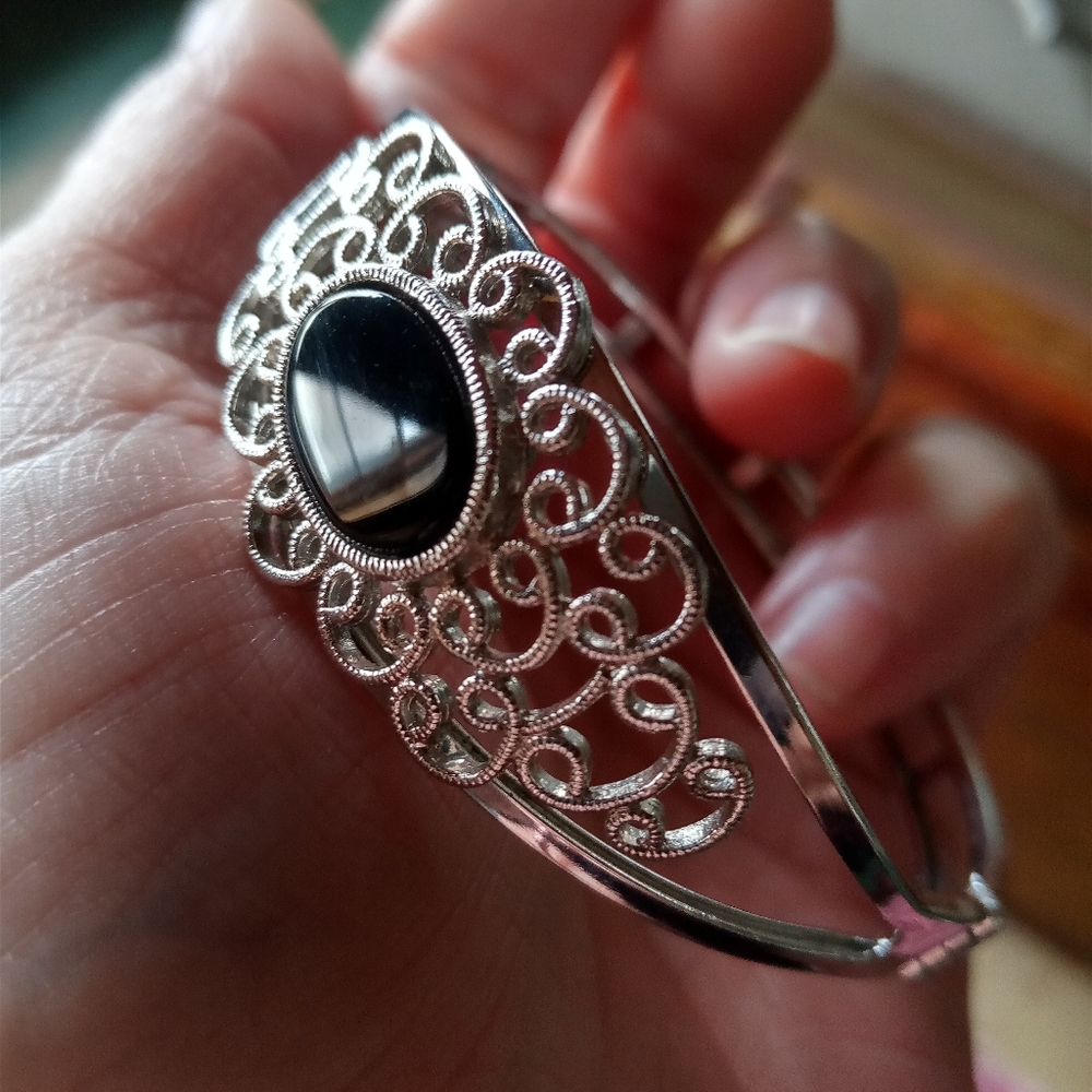 Sarah Coventry Vintage Silver-tone Filigree  Bracelet Faux Onyx Hinge Close GUC